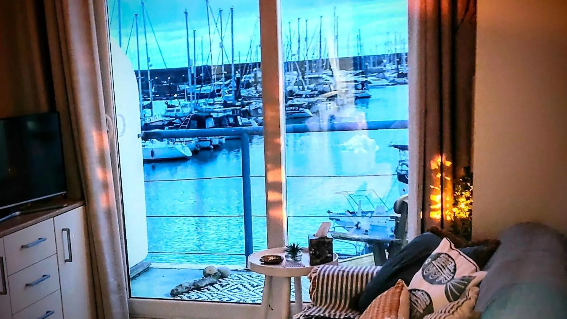 Apartment The Boat View - Sea View - Tiny Home Brighton Marina
