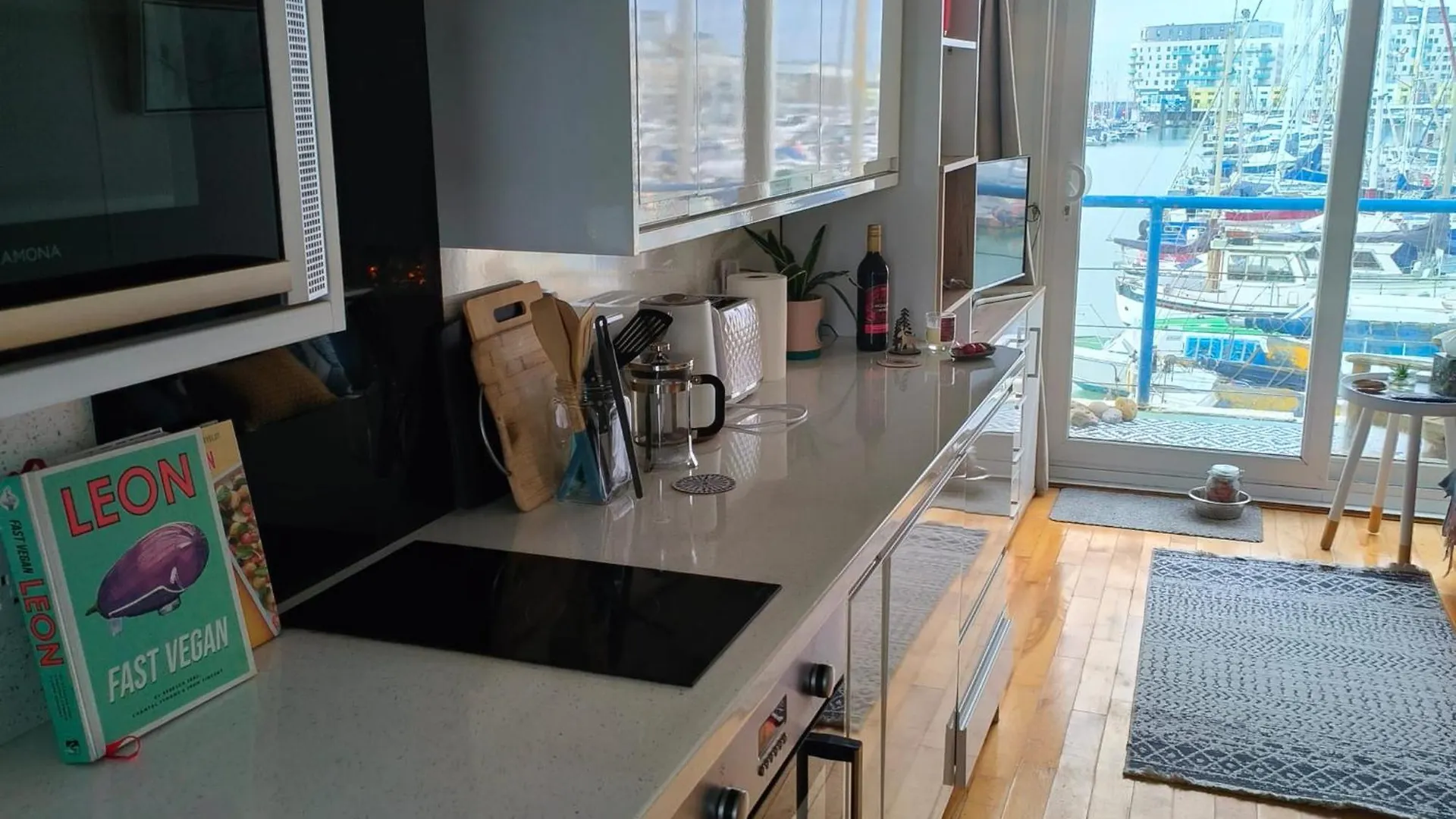 The Boat View - Sea View - Tiny Home Brighton Marina Apartment