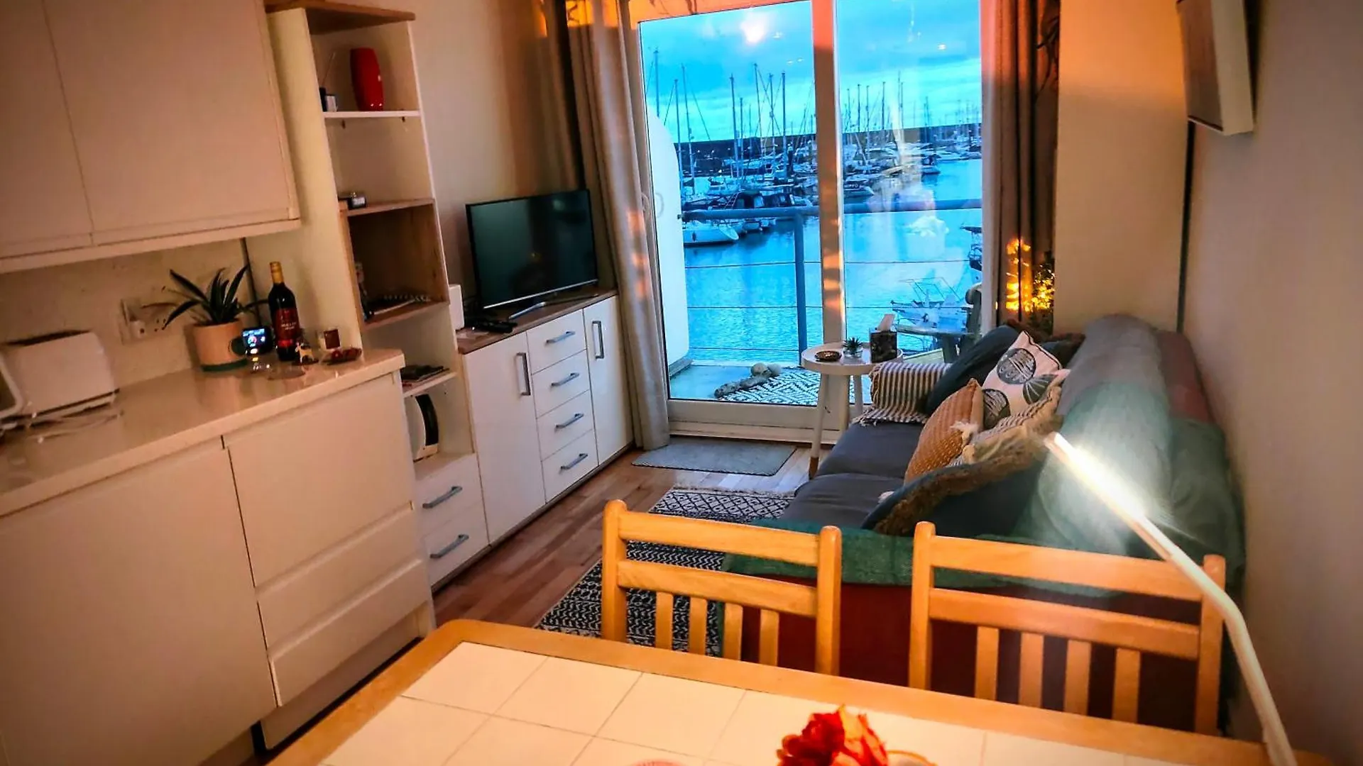 Apartment The Boat View - Sea View - Tiny Home Brighton Marina