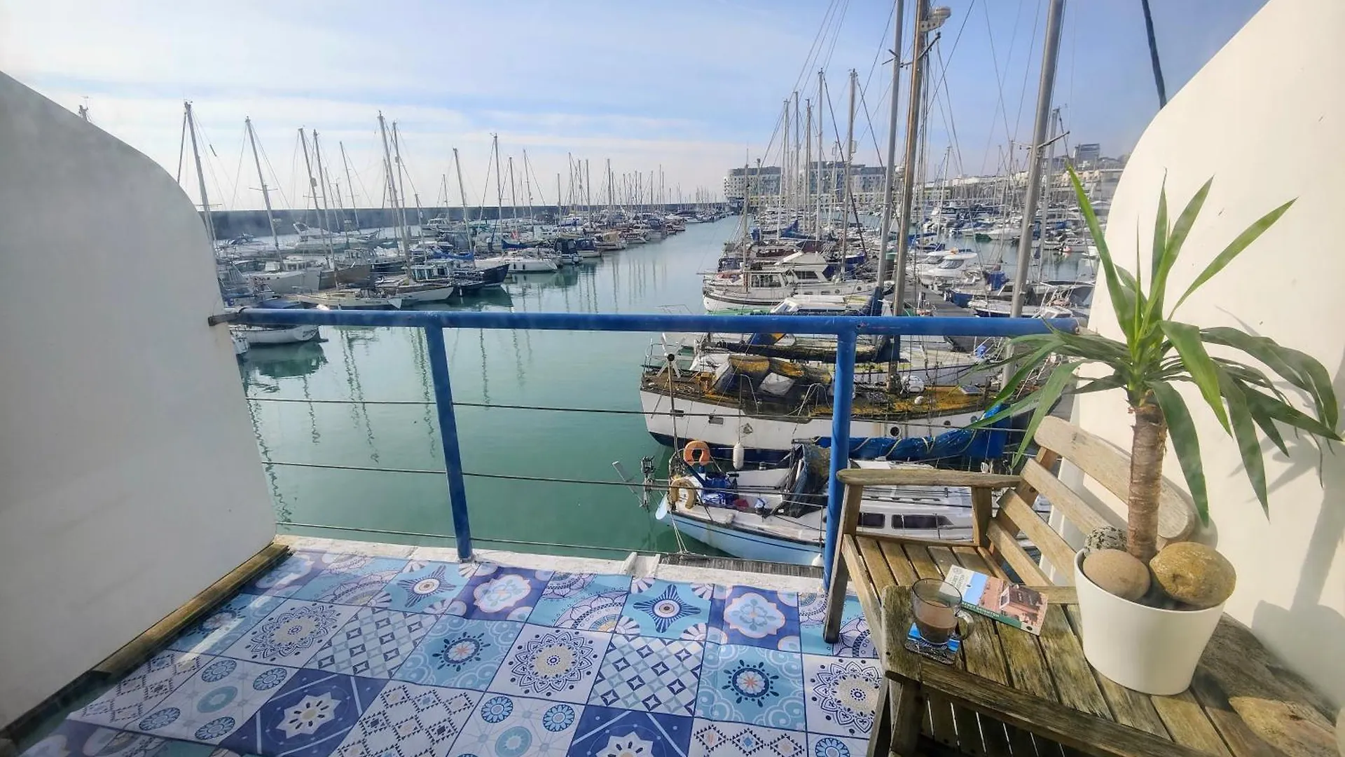 The Boat View - Sea View - Tiny Home Brighton Marina United Kingdom