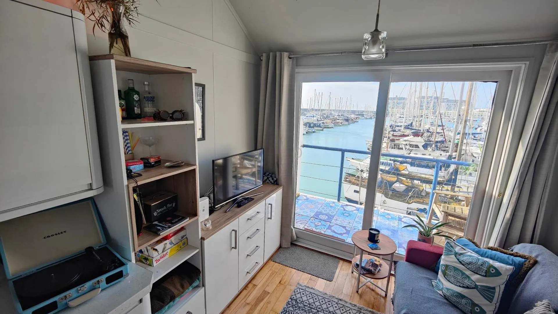 The Boat View - Sea View - Tiny Home Brighton Marina 0*,  United Kingdom